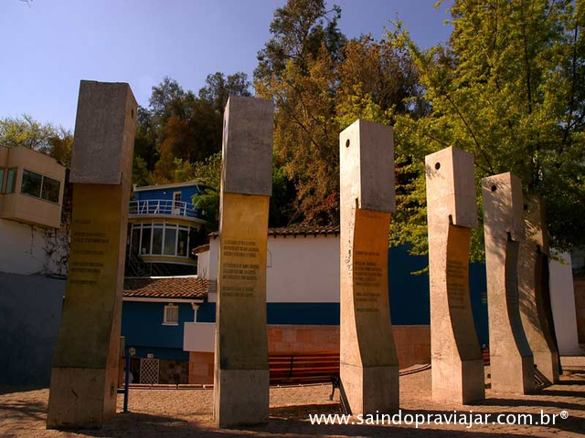 monumento-la-chascona-bellavista-santiago-E     